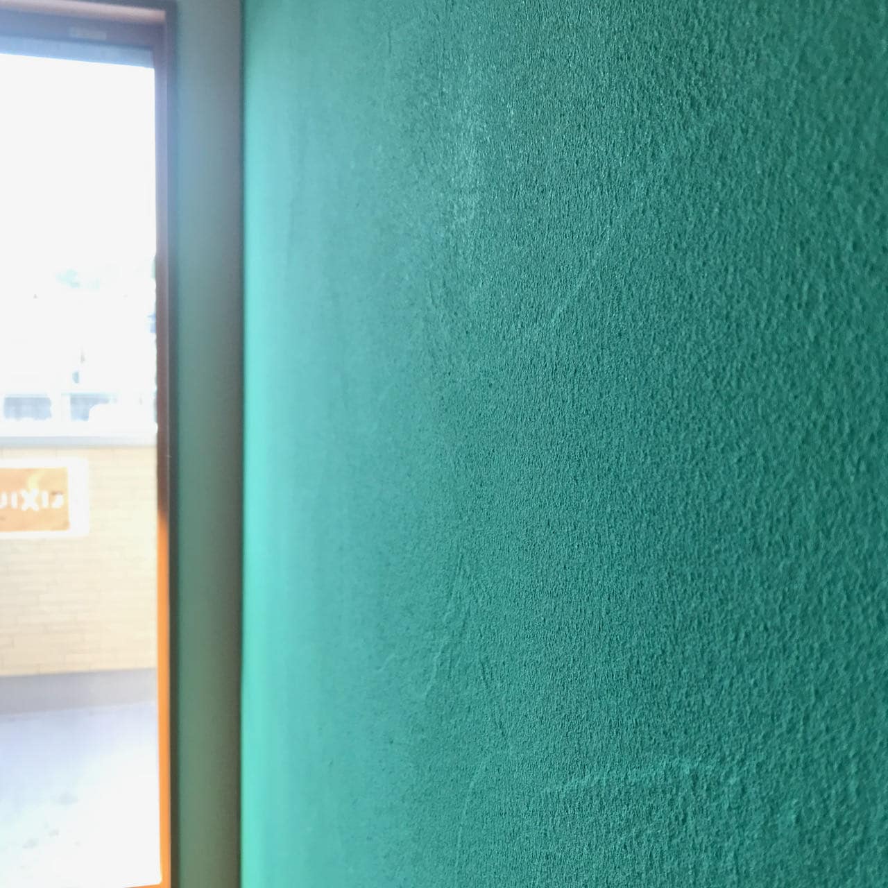 珪藻土左官塗り壁材 KEISOUDO PLASTER-TEAL 洋室壁面にご採用 | 珪藻土
